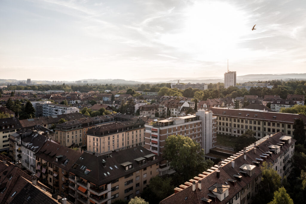 Luftaufnahme abends mit Gegenlicht, welches das B inmitten der Länggasse zeigt